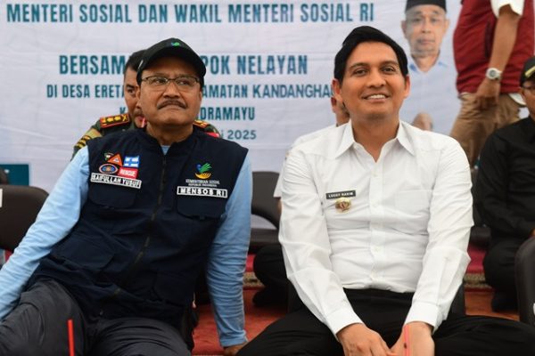 Gus Ipul dan Lucky Hakim Tinjau Kampung Nelayan, Pastikan Rumah Harus Dipelihara Dengan Baik