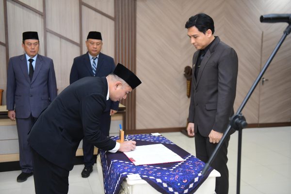 Bupati Lucky Hakim Lantik dan Ambil Sumpah 39 Pejabat, Perkuat Birokrasi Berbasis Manajemen Talenta