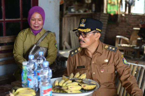 Pisang dari Pak Salim, Hadiah Tulus untuk Lucky Hakim dan Syaefudin Saat Tinjau Jalan Desa Loyang