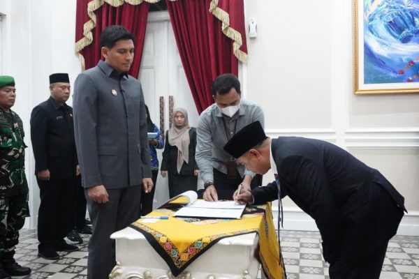 Tandatangani Kontrak Kerja Dengan Bupati Indramayu, Perumdam Tirta Dharma Ayu Resmi punya Direktur Baru