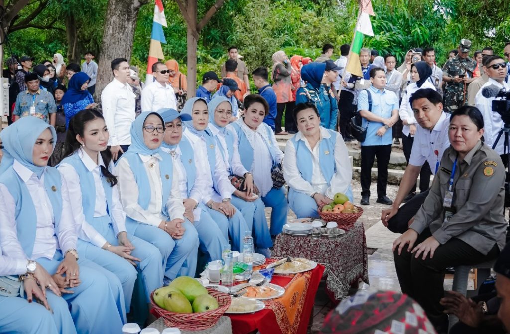 Ibu Wapres Selvi Gibran Tinjau Agrowisata Mangga di Indramayu, Panen dan Cicipi Gedong Gincu
